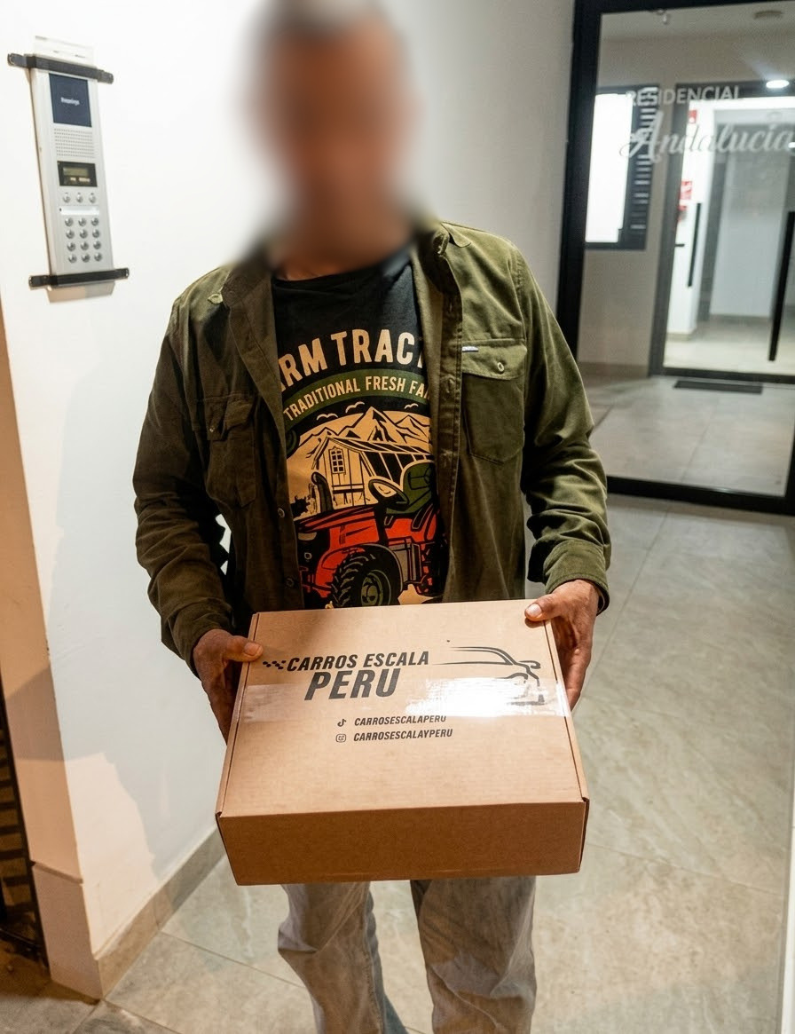 Cliente recibiendo su pedido de Carros Escala Perú